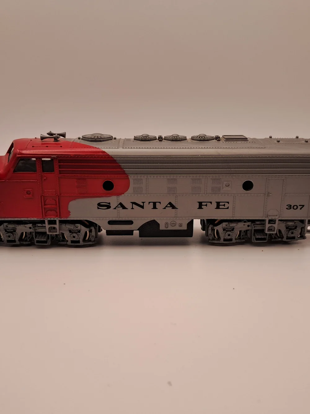 ​Bachmann HO Scale Santa Fe #307 EMD F9 Diesel Locomotive Warbonnet Red Silver